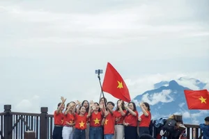 A Sacred Moment: Thousands Attend Fansipan Flag-Raising Ceremony for April 30th - image 7