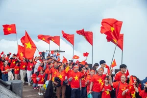 A Sacred Moment: Thousands Attend Fansipan Flag-Raising Ceremony for April 30th - image 0