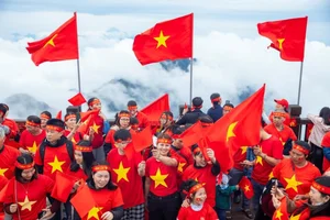 A Sacred Moment: Thousands Attend Fansipan Flag-Raising Ceremony for April 30th - image 6