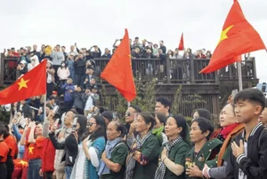 A Sacred Moment: Thousands Attend Fansipan Flag-Raising Ceremony for April 30th - image 2
