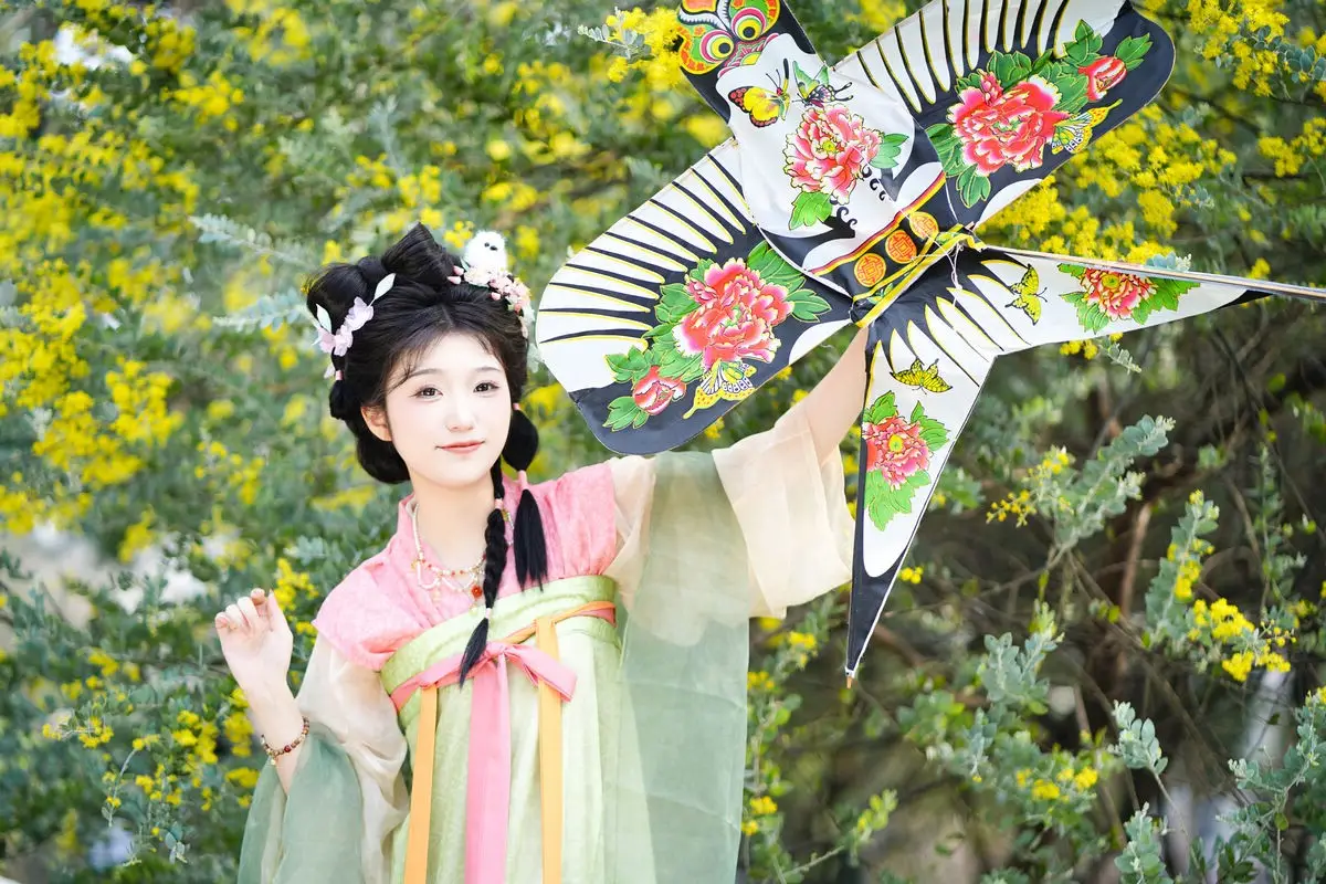 Graceful Hanfu Beauty with Dreamy Butterfly Kite - Zi Yu, YiTuYu Vol.8737