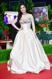 Celebrity Red Carpet Highlights: Closing of Vietnam Fashion Week - image 3
