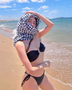 Stunning Bikini Style and Summer Fashion Inspiration from Actress Quyen Qui - image 15