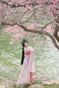 YiTuYu Vol.8759: Jiao Yi Zhi Sui Sui's Grace Amidst Blooming Plum Blossoms - image 2