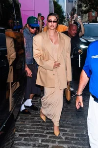 Hailey Bieber's Maternity Style: Redefining Chic and Sexy Pregnancy Fashion - image 6