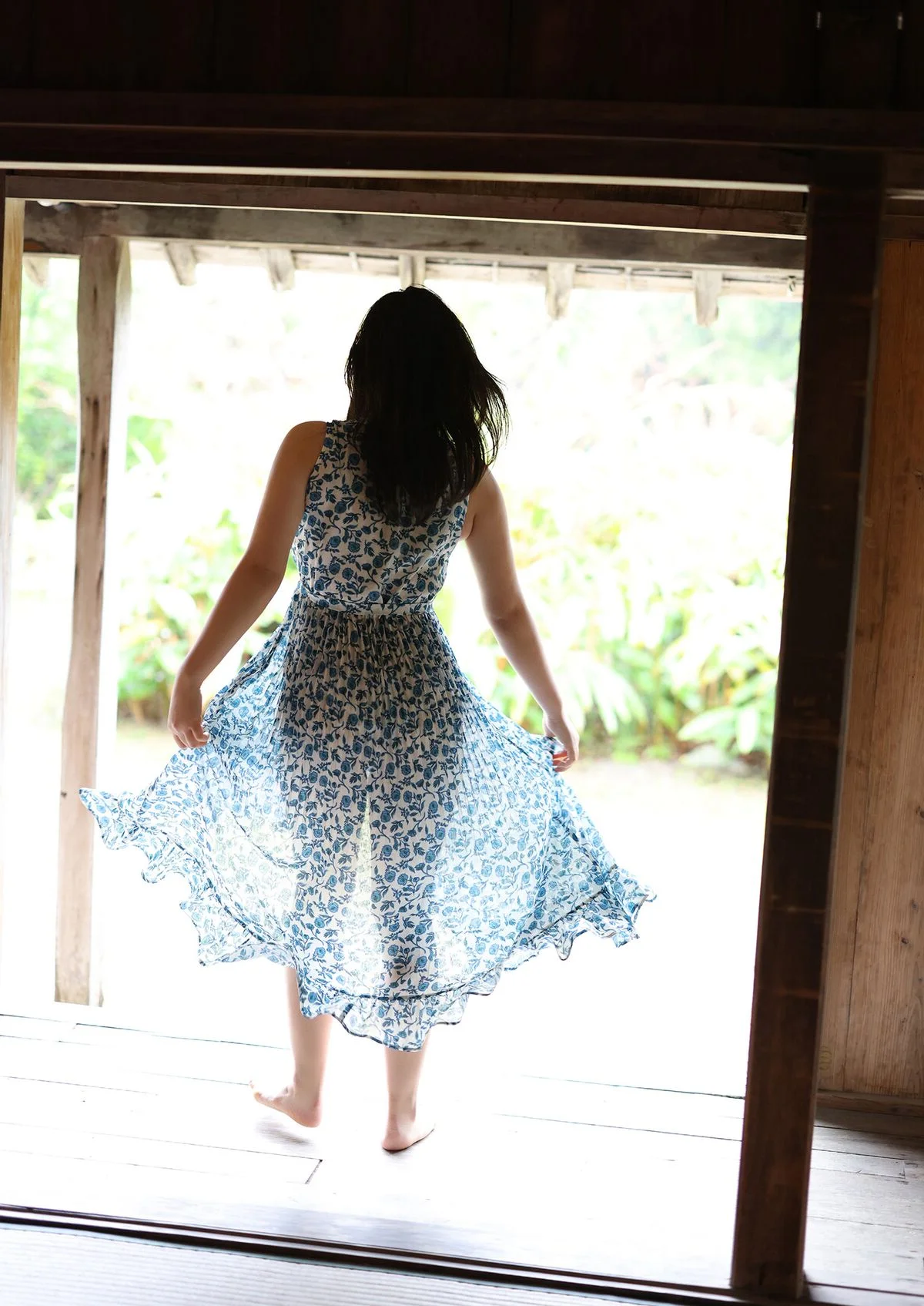 Fubuki Kei Showcases Artistic Style in 'Makua-Jo' Gravure Photobook
