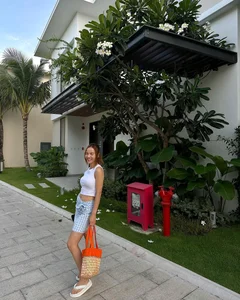 Ageless Elegance: How Yen Trang Redefines Travel Fashion and Youthful Style at 42 - image 3