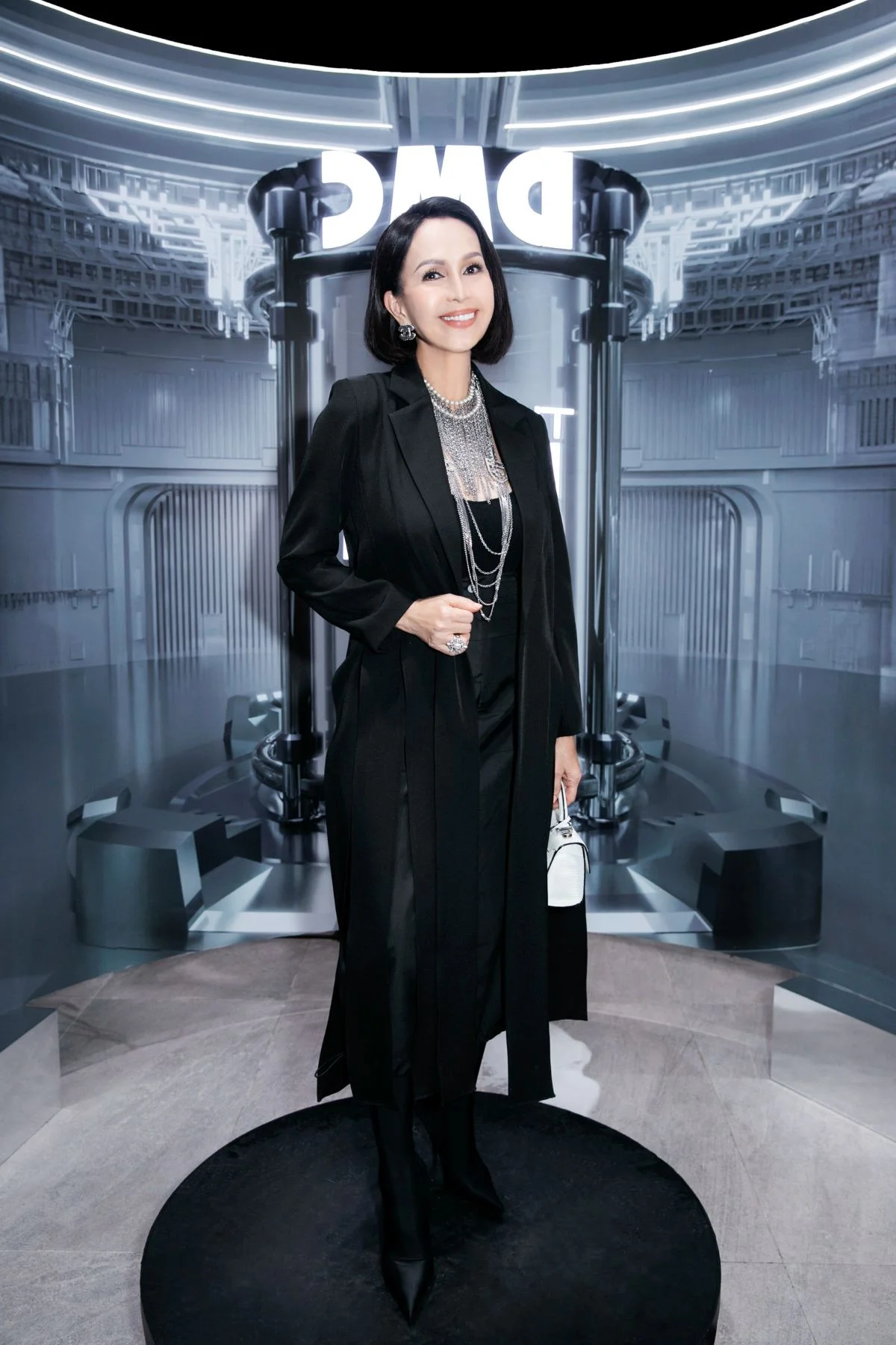 Pageant Perfection: H'Hen Niê and Khánh Vân Shine in Sophisticated Above-the-Knee Dress Trends