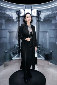 Pageant Perfection: H'Hen Niê and Khánh Vân Shine in Sophisticated Above-the-Knee Dress Trends - image 0