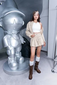 Pageant Perfection: H'Hen Niê and Khánh Vân Shine in Sophisticated Above-the-Knee Dress Trends - image 9