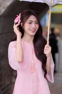 Gentle Pink Ao Dai: Vietnamese Beauty Shines by Hoan Kiem Lake in Spring Hanoi - image 6