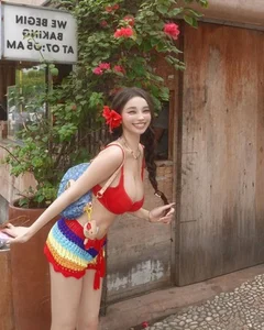 Chinese Social Media Sensation Captivates Netizens with Elegant and Provocative Style - image 1