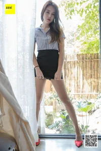 Professional Style and Office Chic: Xiao Yu in the IESS Coffee Silk Uniform Series - image 2