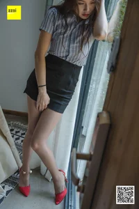 Professional Style and Office Chic: Xiao Yu in the IESS Coffee Silk Uniform Series - image 12