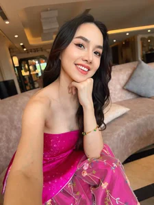 The Secret to Eternal Youth: How This Famous Director's Wife Stays Radiant at 50 - image 0