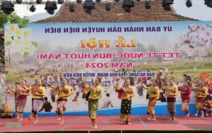 The Traditional Water Splashing Festival of the Lao People in Dien Bien Province - image 1