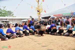 The Traditional Water Splashing Festival of the Lao People in Dien Bien Province - image 7