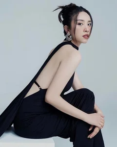 From Gold Gifts to Glamorous Transformation: The Evolving Style of Beauty Queen Thúy An - image 1