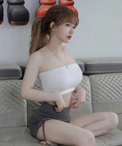 The Secret Behind the 1.4 Million Followers of This Petite Fashion Icon - image 0
