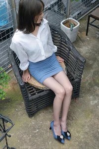 IESS Xiao Liu Fashion: Blue Heels and Grey Silk Hosiery Aesthetics - image 4