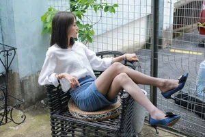 IESS Xiao Liu Fashion: Blue Heels and Grey Silk Hosiery Aesthetics - image 6