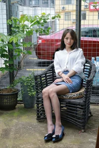 IESS Xiao Liu Fashion: Blue Heels and Grey Silk Hosiery Aesthetics - image 15