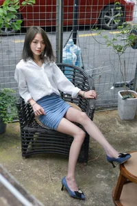 IESS Xiao Liu Fashion: Blue Heels and Grey Silk Hosiery Aesthetics - image 17