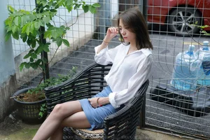 IESS Xiao Liu Fashion: Blue Heels and Grey Silk Hosiery Aesthetics - image 11