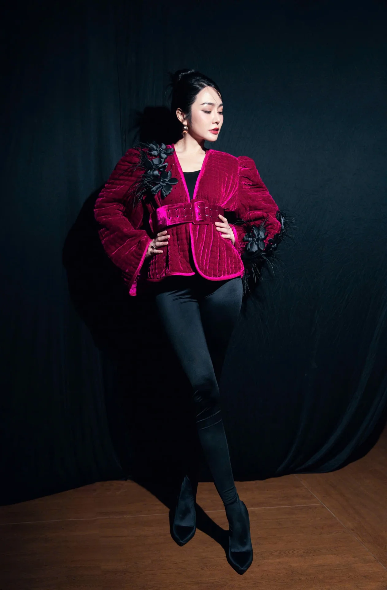 MC Thu Thủy Captivates at Vietnam International Fashion Week 2024