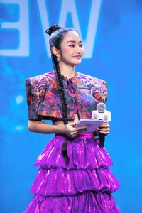 MC Thu Thủy Captivates at Vietnam International Fashion Week 2024 - image 5