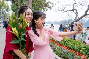 Capturing the Spirit of Tet: Traditional New Year Photography Trends in Hanoi - image 4