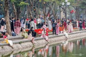 Capturing the Spirit of Tet: Traditional New Year Photography Trends in Hanoi - image 1