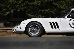 Ferrari 250 GTO 1962: Unrestored "Precious Horse" in Unique Bianco Speciale - Super Expensive! - image 9