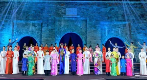 Elegant Vietnamese Ao Dai Inspired by International Artistry Featuring Meritorious Artist Chieu Xuan - image 2