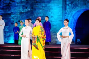 Elegant Vietnamese Ao Dai Inspired by International Artistry Featuring Meritorious Artist Chieu Xuan - image 4