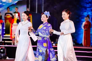 Elegant Vietnamese Ao Dai Inspired by International Artistry Featuring Meritorious Artist Chieu Xuan - image 5