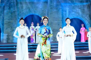 Elegant Vietnamese Ao Dai Inspired by International Artistry Featuring Meritorious Artist Chieu Xuan - image 3
