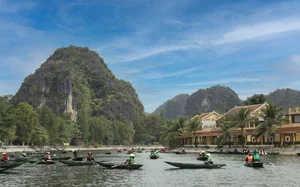 Exploring Ninh Binh: Thousands of Visitors Experience the Majestic Landscapes of Vietnam's Ancient Capital - image 5