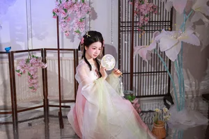 YiTuYu Art Language Vol.6862: Featuring the Graceful Xiao Du Tong Xue - image 1