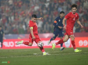 Vietnam National Team Triumphs Over Thailand: A Gallery of Iconic Match Highlights - image 14