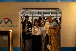 Stunning Sunset Views of Ho Chi Minh City from Ben Thanh - Suối Tiên Metro - image 1