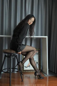 IESS Chinese Model Xiao Jin: Mastering the Black Style Outfit Look - image 2
