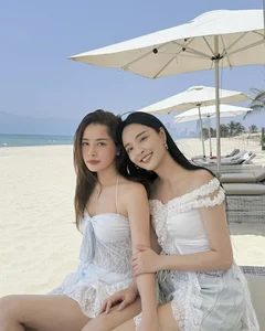 Chi Pu Stuns in Beach Photoshoot with Chinese Celebrities: A Fusion of Style and Beauty - image 1