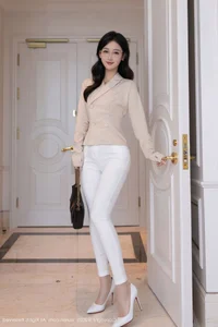 Elegant Professional Office Style Photography Featuring Tang An Qi: XiuRen No.11053 Sophisticated Business Fashion Portrait Collection - image 2