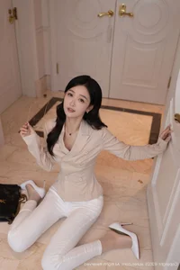 Elegant Professional Office Style Photography Featuring Tang An Qi: XiuRen No.11053 Sophisticated Business Fashion Portrait Collection - image 3