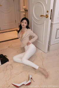 Elegant Professional Office Style Photography Featuring Tang An Qi: XiuRen No.11053 Sophisticated Business Fashion Portrait Collection - image 7