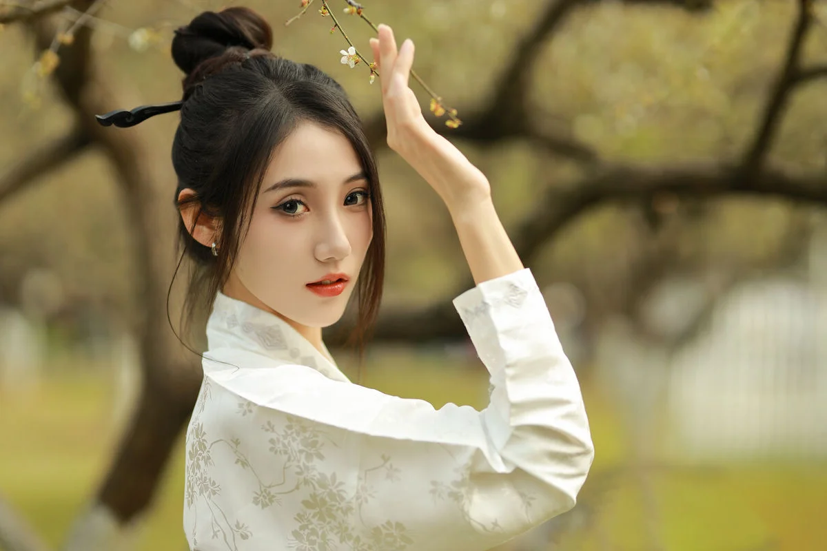 Modern Muse: O1ne Wan Featured in YiTuYu Art Language Vol.6418