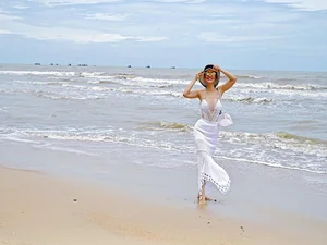 Stunning Ageless Beauty: Hong Nhung’s Inspiring Fitness Journey and Radiant Physique at 54 - image 1