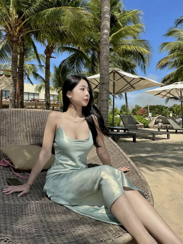 Tammy Pham Stuns in Form-Fitting Outfits Highlighting Her Stunning Figure and Modern Style