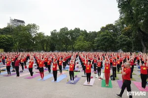 A Sea of Serenity: 2,000 Yoga Enthusiasts Gather for Mass Performance in Hanoi - image 5